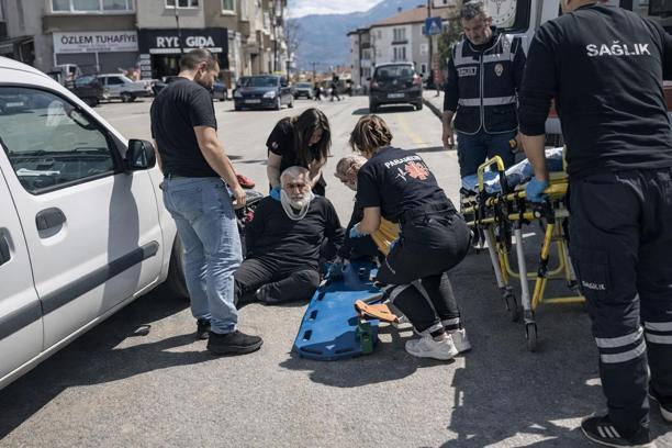 Hafif ticari aracın çarptığı motosiklet sürücüsü yaralandı