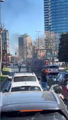 Şişli'de cipin lastikleri alev alev yandı; trafik kilitlendi