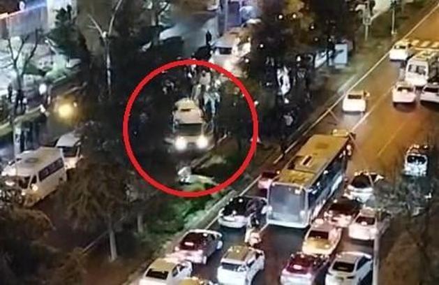 Minibüs ağaca çarptı: 8 yaralı