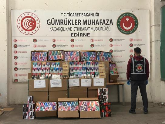 Kapıkule’de TIR’da 10 bin 400 elektronik sigara ve kaçak eşya ele geçirildi