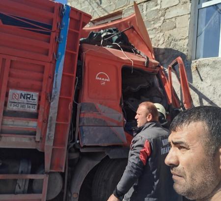 Kontrolünü kaybeden kamyon duvara çarptı; ağır yaralı sürücü ambulans helikopterle hastaneye kaldırıldı