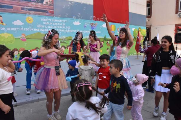 İzmir'de hasta çocuklar 23 Nisan coşkusunu yaşadı
