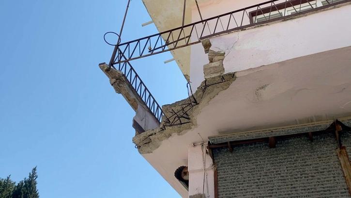 Balkon çöktü, baba ve engelli oğlu yaralandı