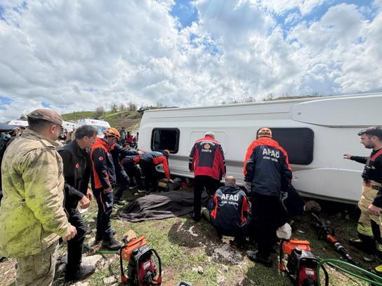 Diyarbakır’da midibüs devrildi: 1 ölü, 12 yaralı