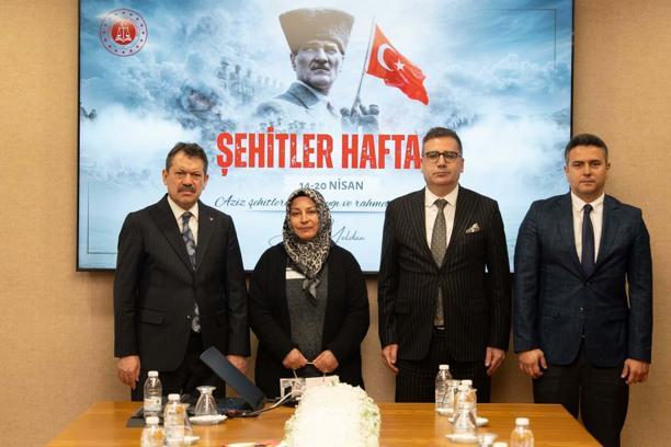 Şehit yakınları İzmir Adliyesi'nde ağırlandı