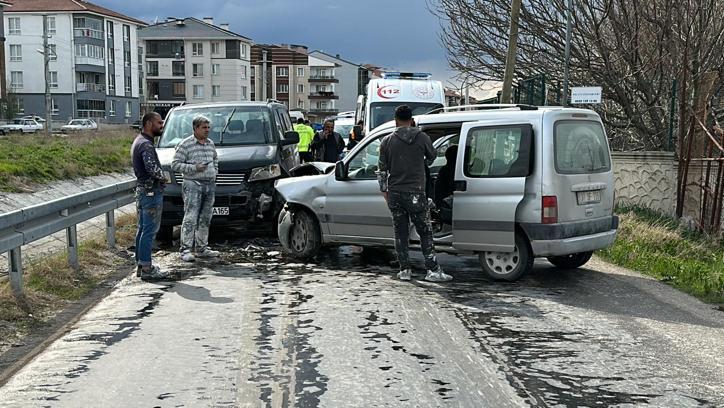 Minibüs ile hafif ticari araç kafa kafaya çarpıştı; 2 yaralı