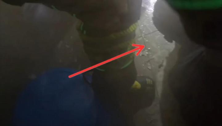 İş yerindeki yangında dumandan bayılan kişiyi itfaiye kurtardı; o anlar kask kamerasında