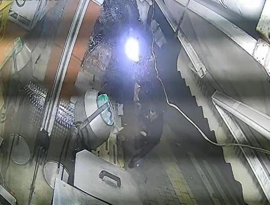 İş yerlerine çarpıp devrilen otomobilin altında kalmaktan son anda kurtuldu