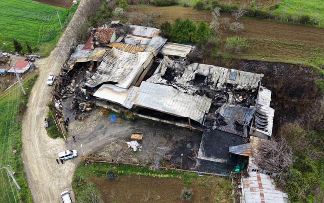 Meyve deposundaki yangının boyutu, gün ağarınca ortaya çıktı