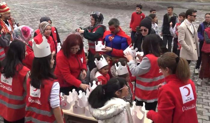 Kızılay’dan 23 Nisan öncesi çocuklara oyuncak sürprizi