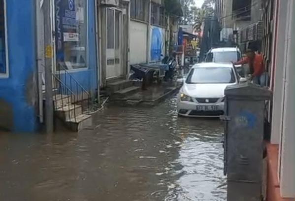 Balıkesir'de sağanak; cadde ve sokaklar göle döndü