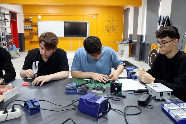 Lise öğrencileri Yunanistan’daki robot yarışmasında kategorilerinde birinci oldu