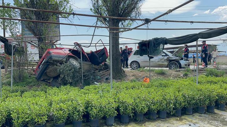 İzmir'de 3 otomobilin karıştığı kaza: 1 ölü, 3 yaralı