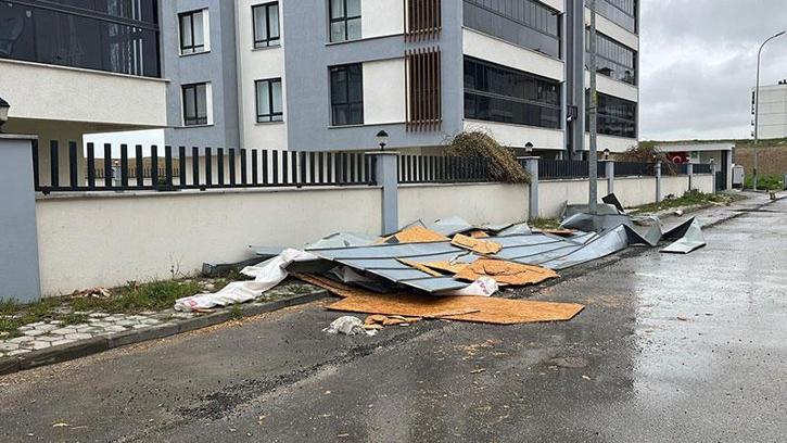 Eskişehir’de kuvvetli rüzgar çatı uçurdu; o anlar kamerada