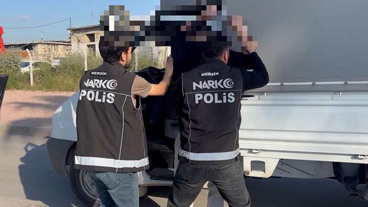 Polisin takip ettiği kamyonetten yaklaşık 185 kilo esrar ele geçirildi