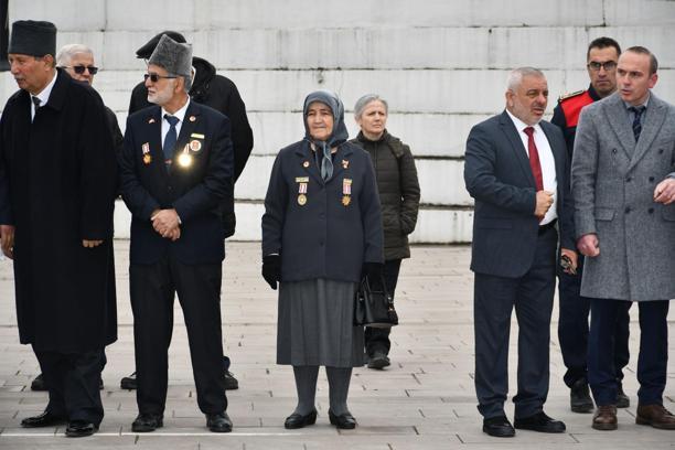 Gazi eşinin vasiyetiyle 10 yıldır tüm resmi törenlere katılıyor