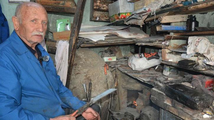 Bıçak ustası, yarım asrı aşkın süredir örs başında çelik dövüyor