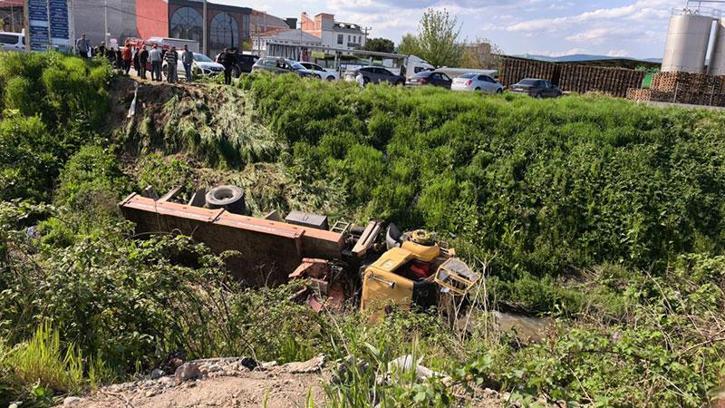 Freni boşalan vinç, dereye uçtu; araçtan atlayan sürücüsü öldü