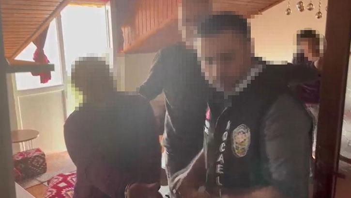 26 yıl hapis cezasıyla aranan firari hükümlü, yatak odasındaki gizli bölmede yakalandı