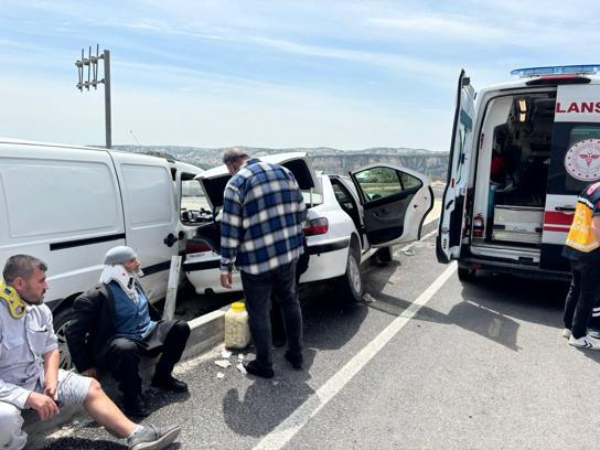 Adıyaman'da 2 otomobil çarpıştı; 6 yaralı