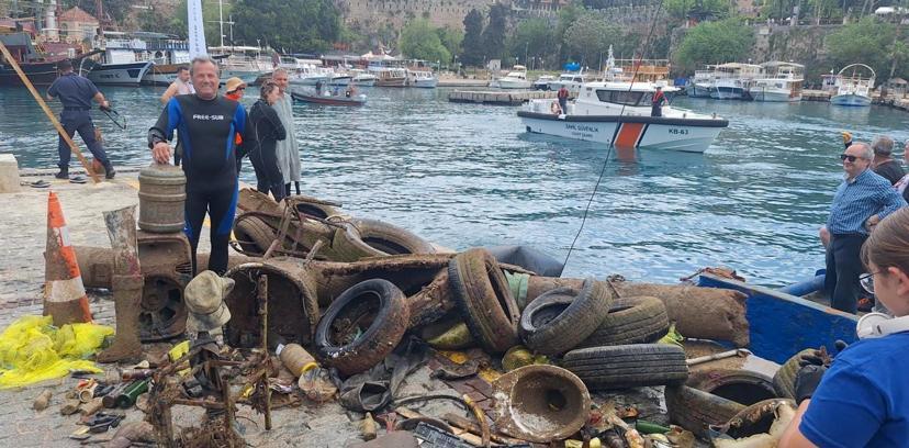Denizden 5 ton atık çıkarıldı