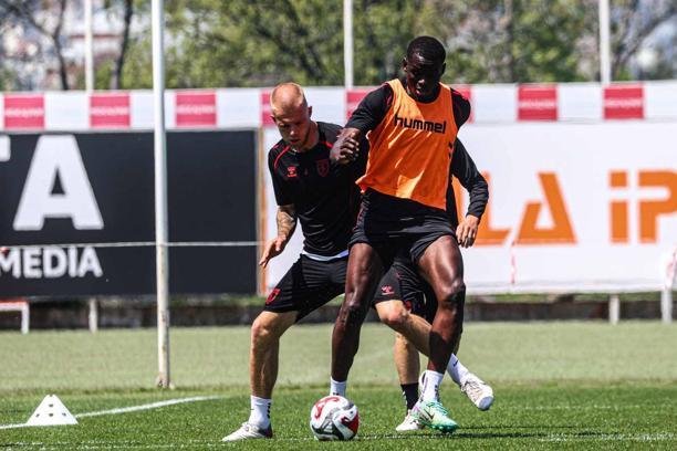 Samsunspor, Corendon Alanyaspor maçının hazırlıklarını tamamlayarak Antalya’ya hareket etti - dha.com.tr