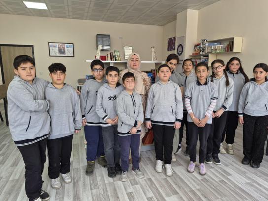 Depremde kaybettiği kızı ve damadı için kütüphane kurdu