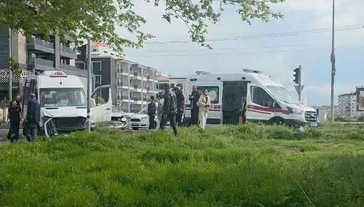 Diyarbakır’da minibüs ile hafif ticari araç çarpıştı: 5 yaralı