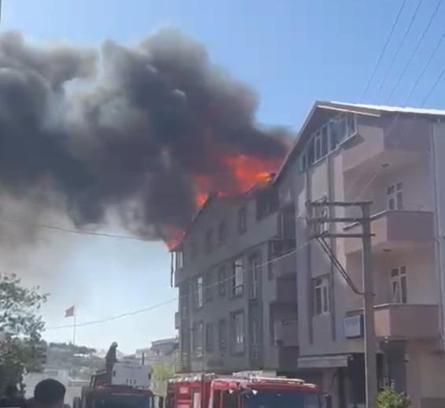 4 katlı binanın çatısı alev alev yandı