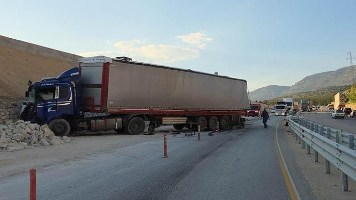 İstinat duvarına çarpan TIR'daki mermerler, otomobildekilerin üzerine düştü; 1 ölü, 3 yaralı