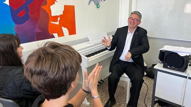 Onur öğretmen engel tanımadı, müzikle ilham oldu