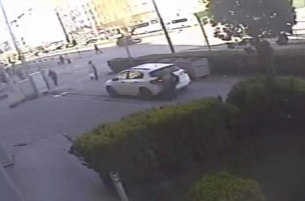 Sürücüsünün geri manevra yaptığı otomobil kadına çarptı; kaza kamerada