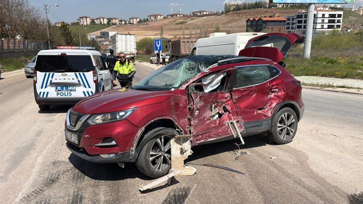 Kamyonun çarptığı cipteki 3 kişi yaralandı