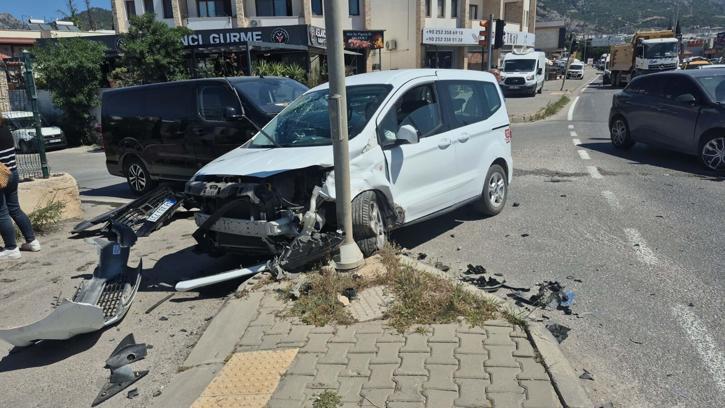 Bodrum’da trafik kazasında 2 Sahil Güvenlik personeli hafif yaralandı, kaza kamerada