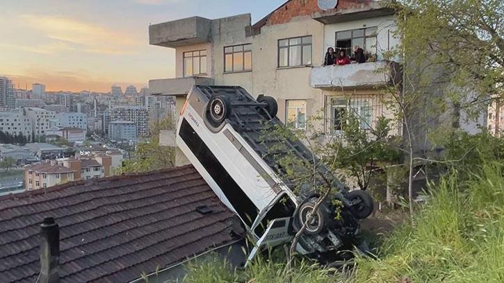 Kağıthane'de takla atan okul servisi evin çatısına düştü; araçta sıkışan şoför kurtarıldı