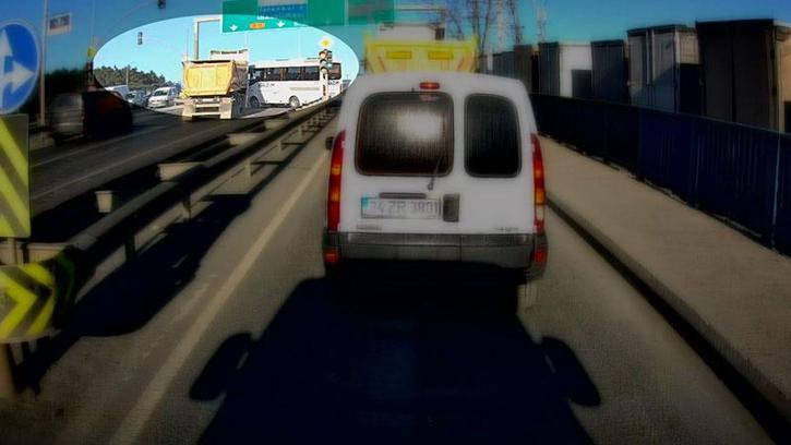 Arnavutköy'de kırmızı ışıkta geçen hafriyat kamyonu servis midibüsüne çarptı; kaza kamerada