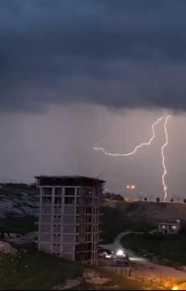 Mardin’de şimşekler geceyi aydınlattı