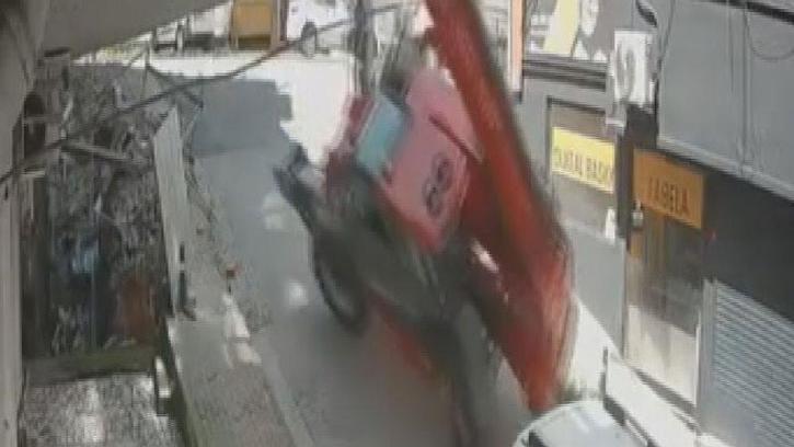 Güngören'de yokuşta kayan iş makinesi 4 araçta ve binada hasara neden oldu; kaza kamerada