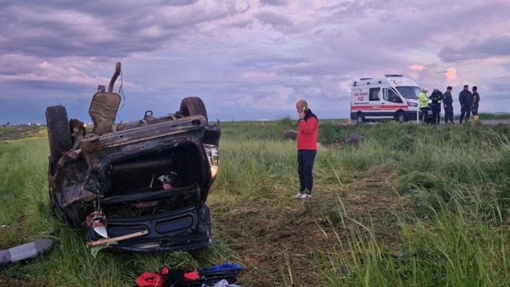 Diyarbakır'da tarlaya savrulan otomobildeki 7'si çocuk 11 kişi yaralandı