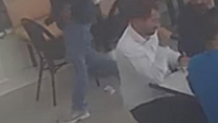 Kafe sahibi, işletmede bulduğu 7 bin lirayı sahibine teslim etti