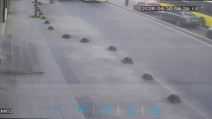 Bağcılar'da yolun karşısına geçmeye çalışan öğrenciye İETT otobüsü çarptı; kaza kamerada