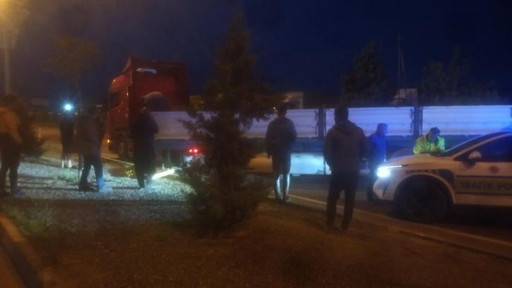 Dorse çekiciden ayrıldı, karayolu 1 saat trafiğe kapatıldı