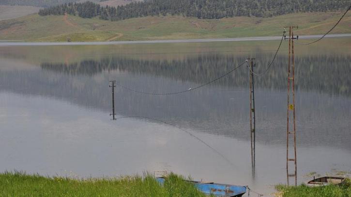 Tahtaköprü Barajı kıyısındaki elektrik direkleri, 52 yıl sonra ilk kez suya gömüldü