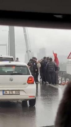 15 Temmuz Şehitler Köprüsünde trafiği kapatıp izinsiz gösteriye yapmak isteyenlere müdahale