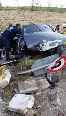 Karabük'te otomobil refüje çarptı: 1 ölü, 3 yaralı