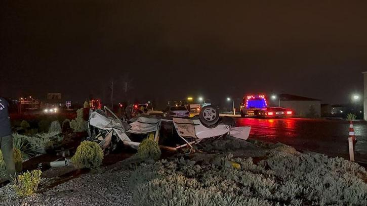Niğde'de iki otomobil çarpıştı: 2'si ağır 4 yaralı