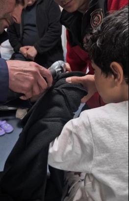 Parmağı musluk aynasına sıkışan çocuğu itfaiye kurtardı