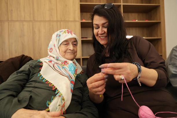 OSMEK kursiyerleri huzurevi sakinleriyle örgü ördü