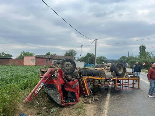 Otomobile çarpmamak için sürücüsünün manevra yaptığı kamyon devrildi; 5 yaralı