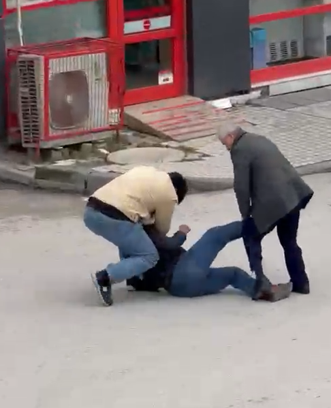 Sokak ortasında 2 kişi tarafından darbedildi